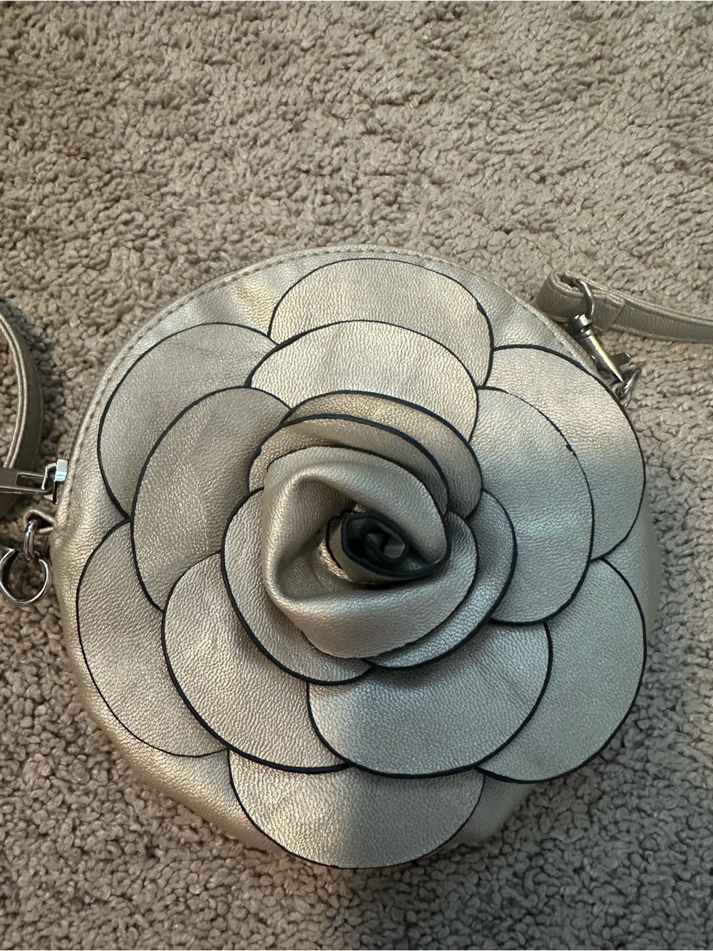 Metallic Silver Flower Crossbody Bag - Picture 3 of 5